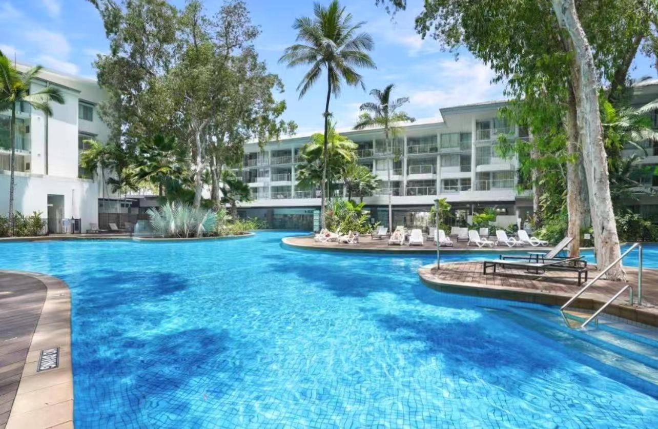 Palm Cove Beachside Apartments - Pool And Garden Views Exterior photo